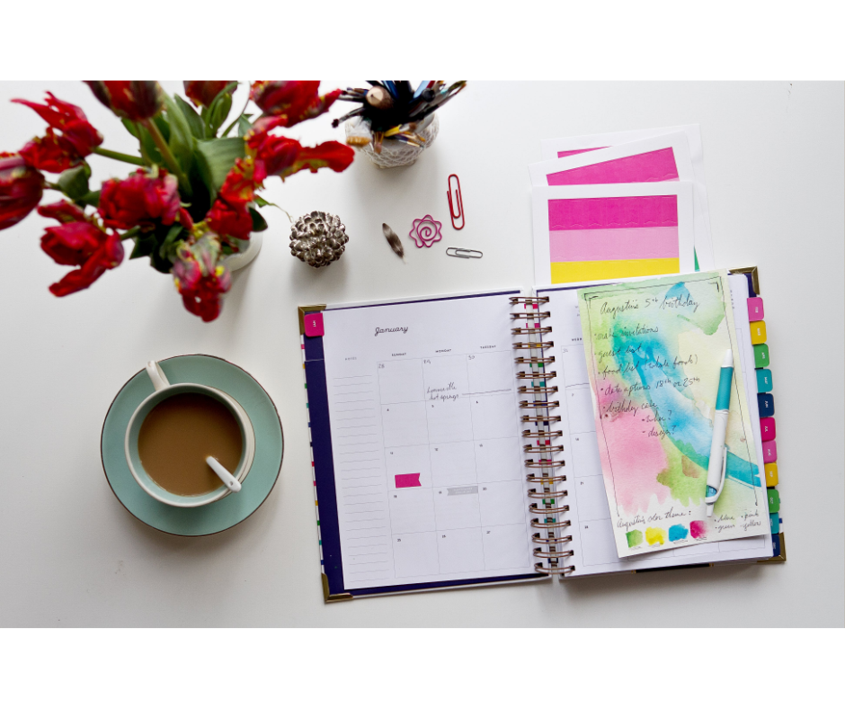 agenda per piano editoriale con fiori e tazza di caffè