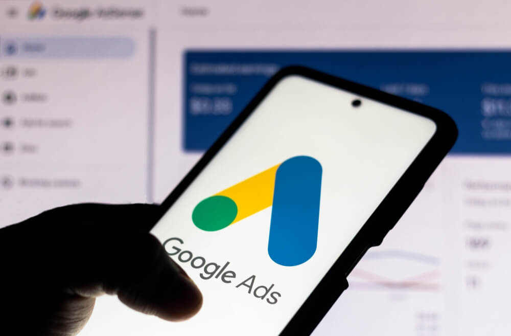 logo google ads su smartphone, google ha licenziato centinaia di dipendenti