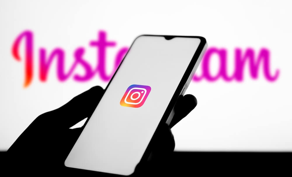 shutterstock_2534873045 logo instagram su smartphone seo
