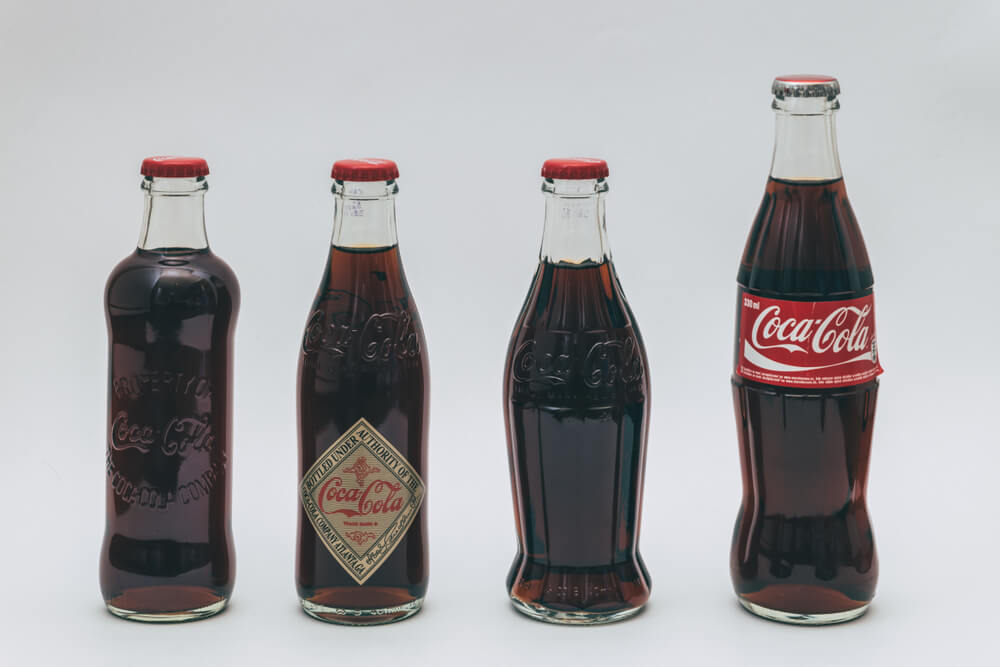 shutterstock_768081946 ( evoluzione e storia della forma della bottiglia di coca-cola
