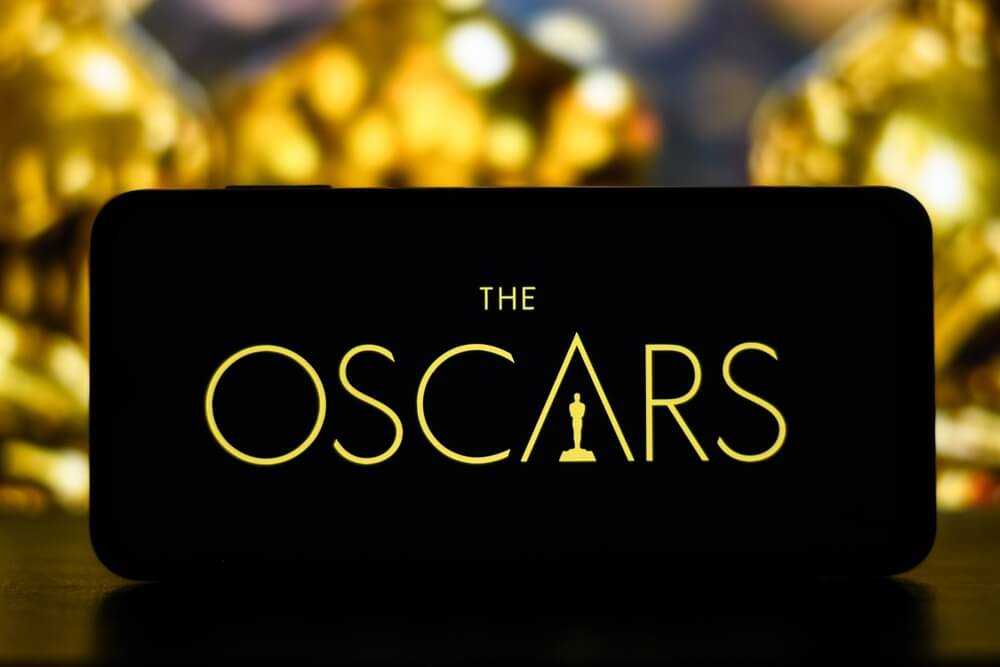 shutterstock_2324502269 scritta su smartphone oscar 2026 social media
