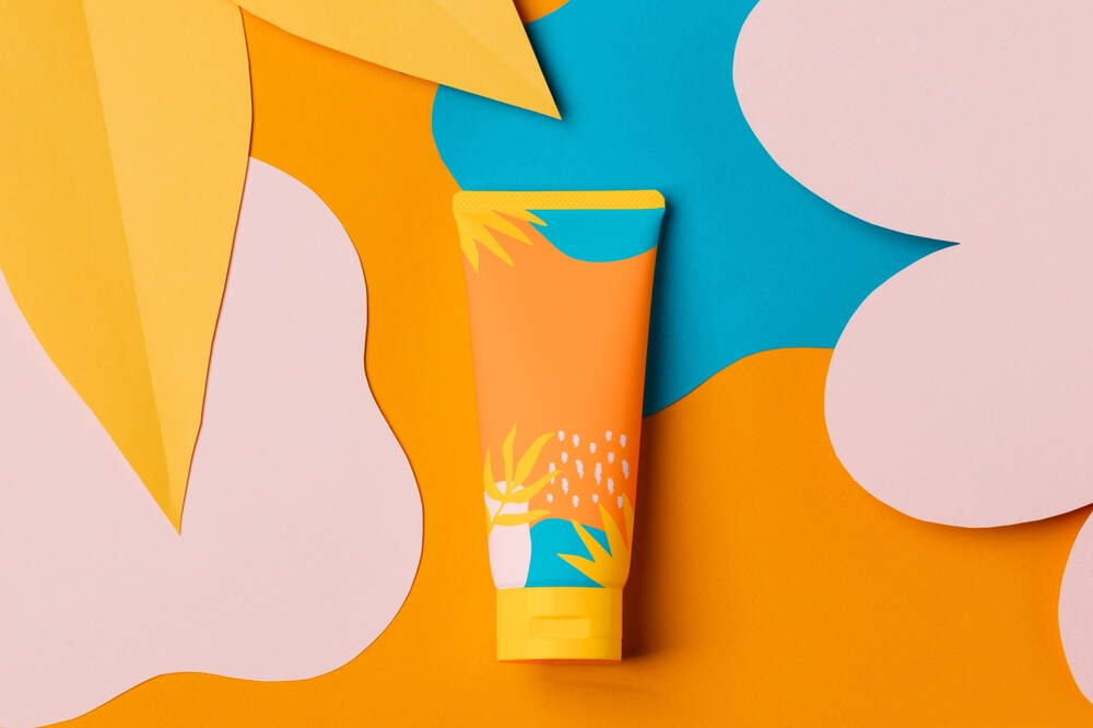 shutterstock_2542777959 tubetto di crema solare per rappresentare le funzioni del packaging