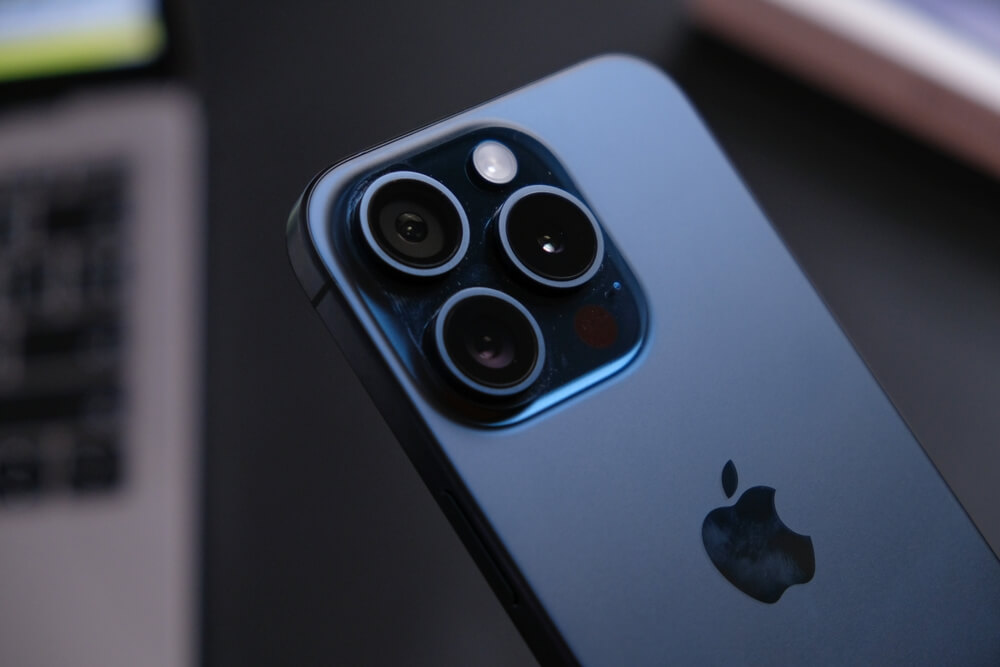 shutterstock_2364796719 retro di un iphone per rappresentare la strategia di marketing apple