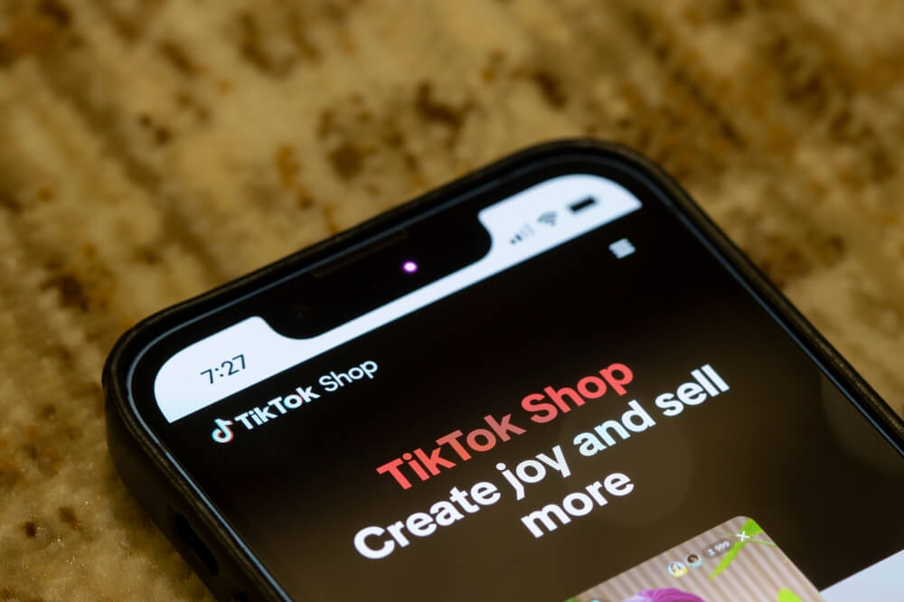 shutterstock_2383800845 schermata tiktok shop italia su smartphone