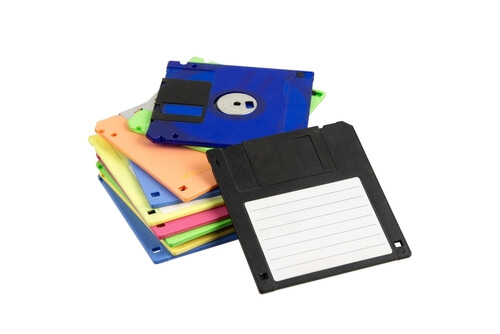 pila di floppy disk colorati da cui deriva l'icona di salvataggio