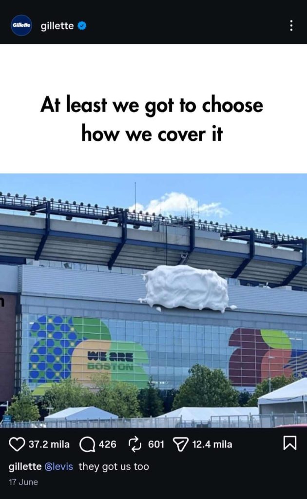 post di gillette su instagram con un'immagine con il logo del gillette stadium sommerso da una nuvola bianca di schiuma da barba con il copy: “Almeno noi abbiamo potuto scegliere come coprirlo” e la caption: “@levis hanno beccato pure noi”.