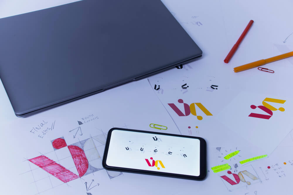 shutterstock_1918670807 graphic designer al lavoro per creare logo per rappresentare evoluzione logo design