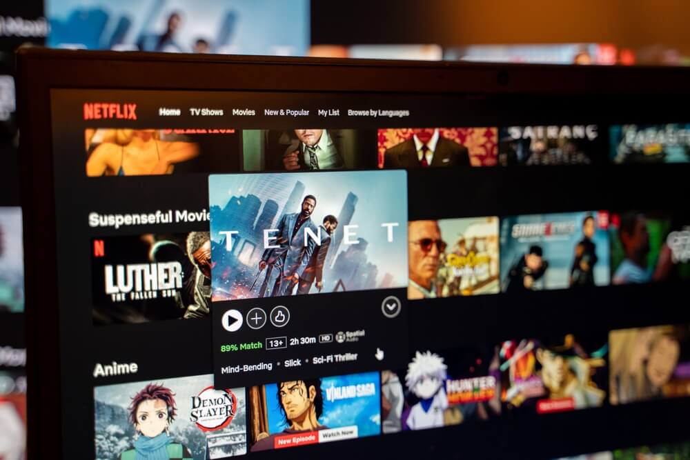 shutterstock_2294725625 homepage di netflix con copertine di film per rappresentare come nteflix personalizza le copertine