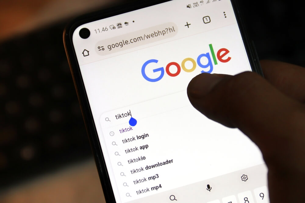 shutterstock_2462022687 utente cerca titkotk su search google per rappresentare search everywhere