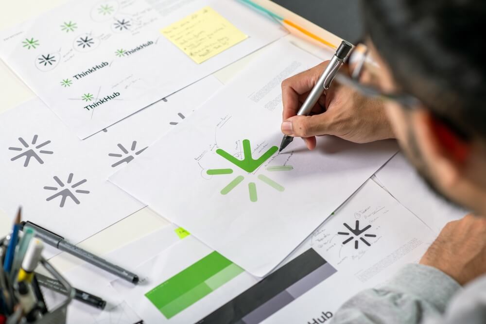 shutterstock_2485961453 graphic designer al lavoro su ritmo nella comunicazione visiva