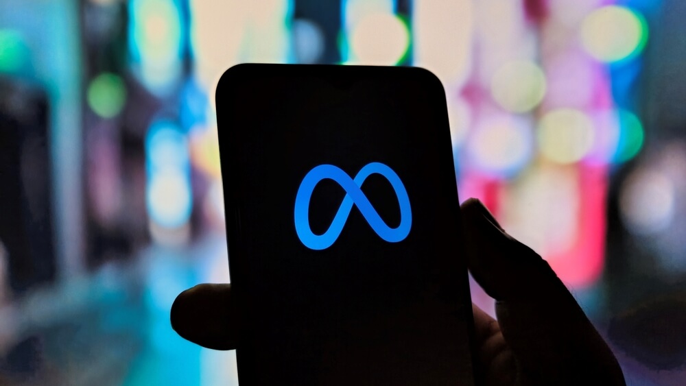 shutterstock_2652715669 logo meta su smartphone per rappresentare le novità di giugno 2026 meta