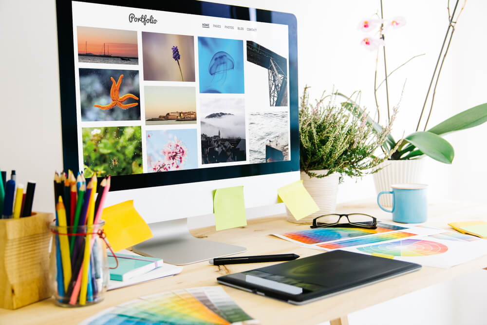 shutterstock_758570500 portfolio graphic designer sullo schermo di computer