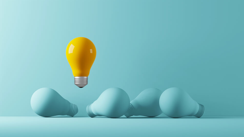 shutterstock_1995419888 lampadina per rappresentare concetto di idea rivoluzionaria per designer donne rivoluzionarie design