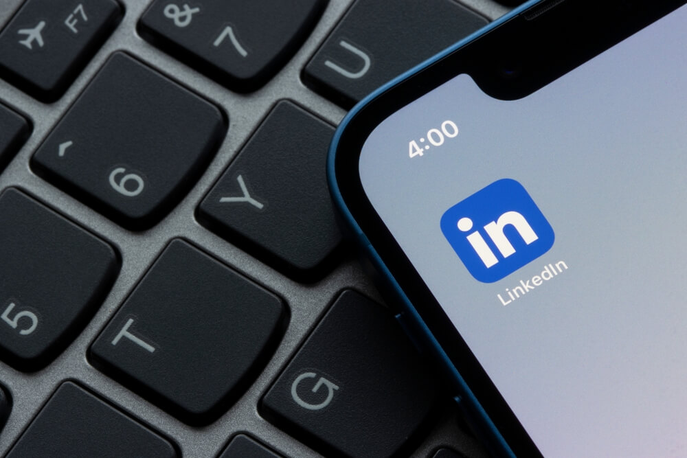 shutterstock_2231891301 tastiera mac e smartphone con logo linkedin creator marketplace