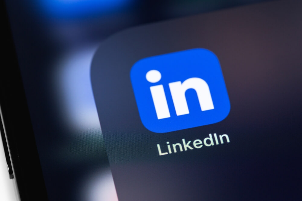 shutterstock_2360453291 logo dell'app linkedin sullo schermo di uno smartphone, linkedin ha dato consigli su come scrivere post efficaci