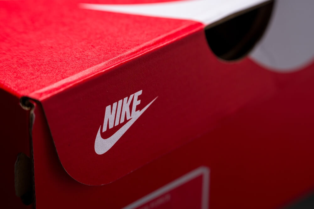 shutterstock_2613962305 logo e comunicazione nike su scatola di scarpe