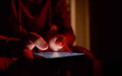 Perché non riusciamo a smettere di scrollare: la psicologia dietro il social media design