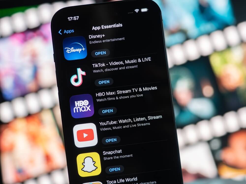 shutterstock_2209651271 icone app disney+ e tiktok su smartphon
