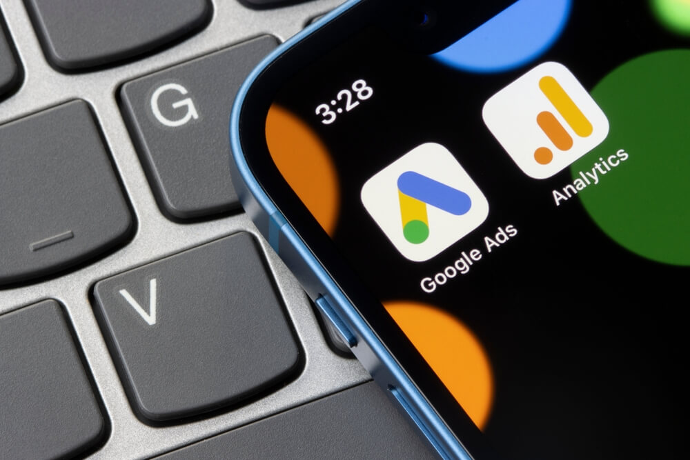 shutterstock_2251670067 icone applicazioni google ads e google analytics su smartphone le piattaforme hanno introdotte nuovi tool ai