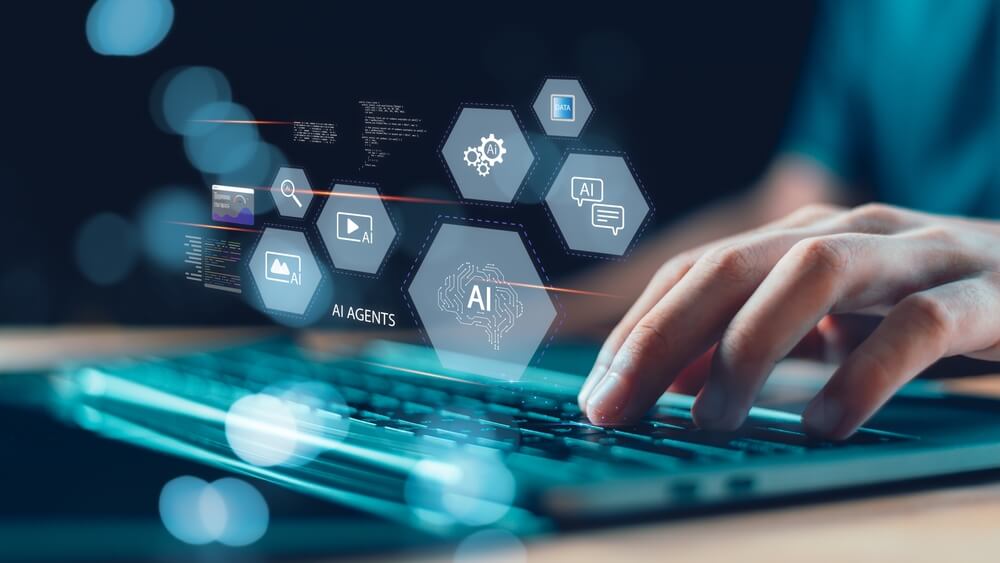 shutterstock_2680944683 persona usa agenti ai sul laptop per rappresentare come le aziende usano ai