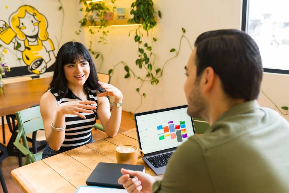 shutterstock_2782404601 graphic designer a un colloquio di lavoro