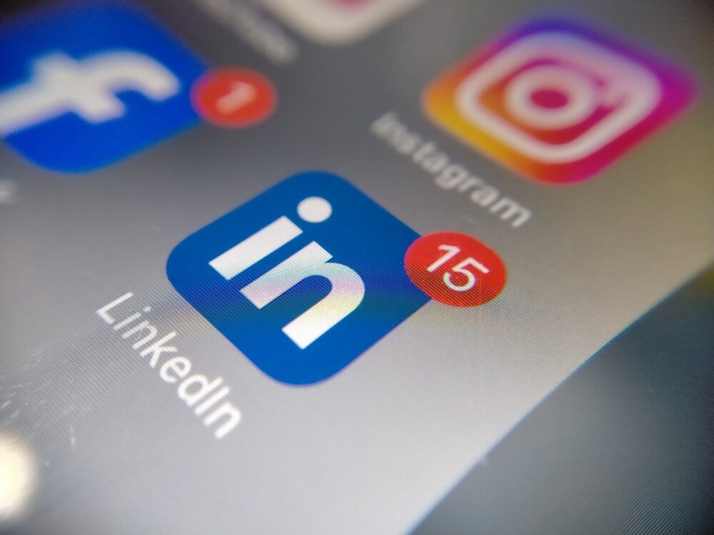 shutterstock_2424440807 icona app linkedin con notifiche per rappresentare Gen Z networking professionale