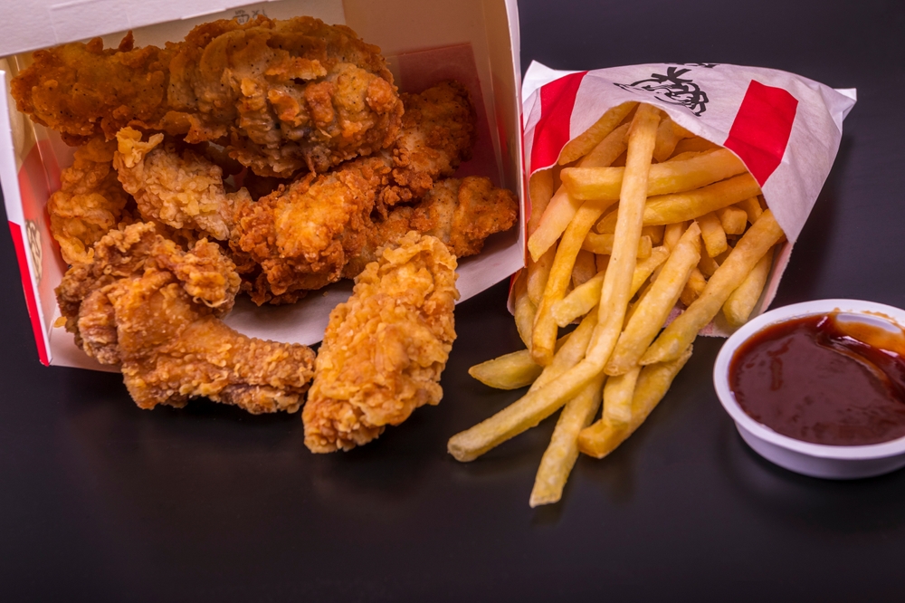 Minsk,,Belarus,June,19,,2024:,Black,Background,,Night.,Lots,Of Pollo fritto e patatine fritte kfc