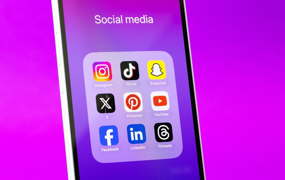 shutterstock_2617095417 icone di app meta linkedin pitnerest threads per rappresentare novità social settembre 2026