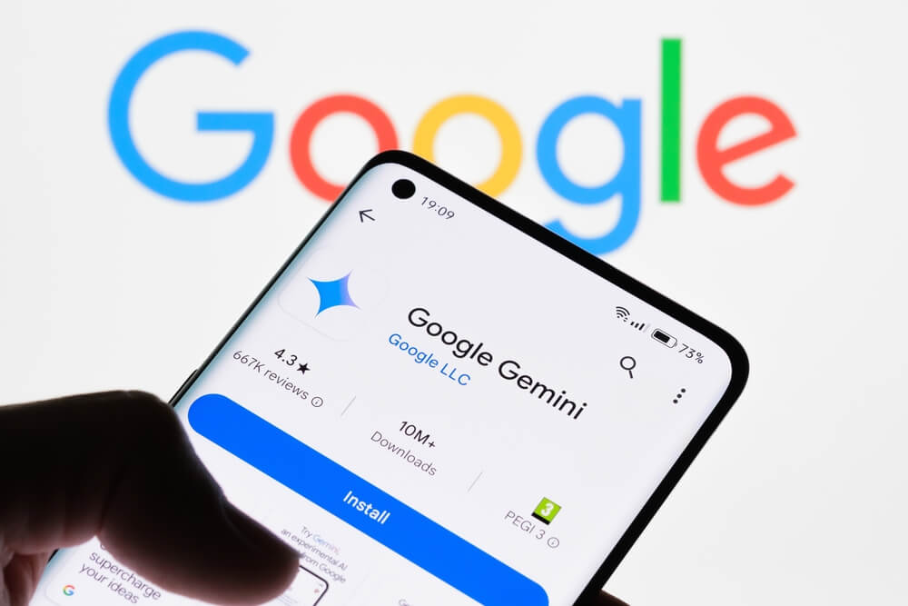 shutterstock_2500325503 logo di google e applicazione google gemini per smartphone google offre gratis abbonamento per studenti
